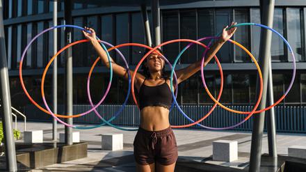 Aus den Achtzigern direkt ins Jahr 2021. Hula-Hoop ist plötzlich wieder ein Trend.