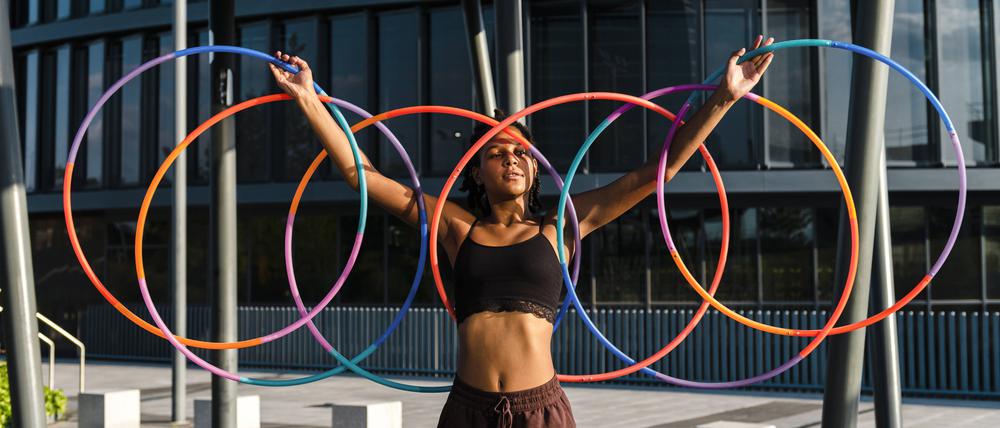Aus den Achtzigern direkt ins Jahr 2021. Hula-Hoop ist plötzlich wieder ein Trend.