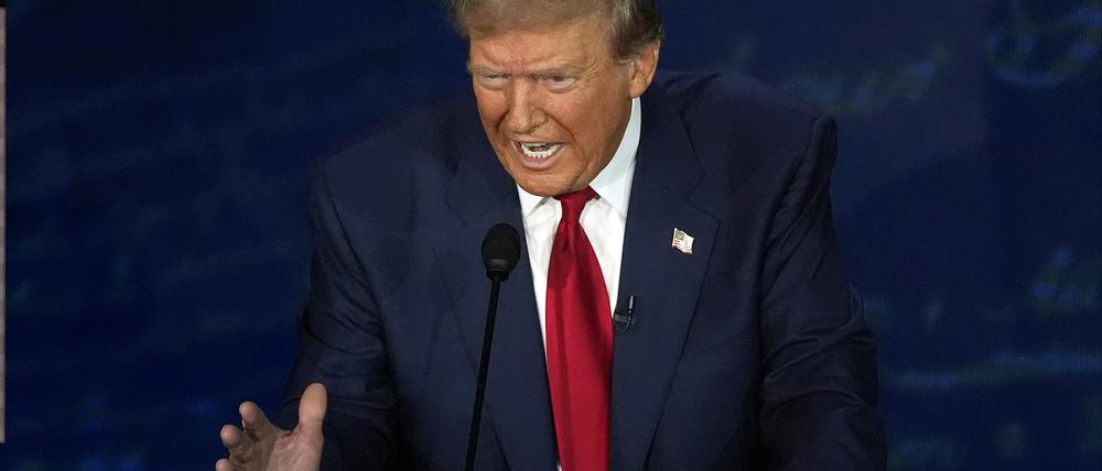 Der republikanische Präsidentschaftskandidat und ehemalige US-Präsident Donald Trump spricht während einer Präsidentschaftsdebatte mit der demokratischen Präsidentschaftskandidatin und Vizepräsidentin Harris.