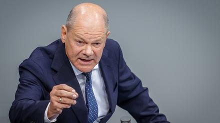 Bundeskanzler Olaf Scholz (SPD) spricht in der Generaldebatte um den Haushalt 2025 im Bundestag.