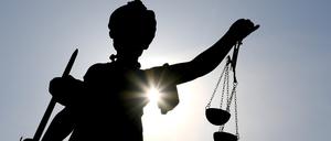 Die Göttin Justitia im Gegenlicht. (Symbolbild)