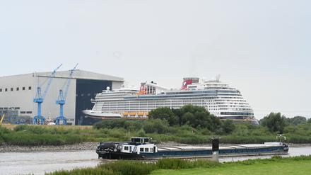 Niedersachsen, Papenburg: Das Kreuzfahrtschiff «Disney Treasure» verlässt das Baudock der Papenburger Meyer Werft.