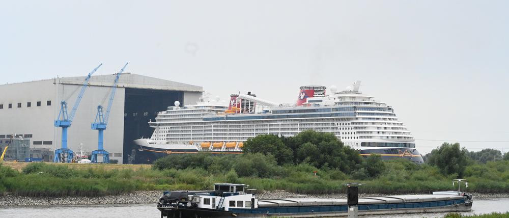 Niedersachsen, Papenburg: Das Kreuzfahrtschiff «Disney Treasure» verlässt das Baudock der Papenburger Meyer Werft.
