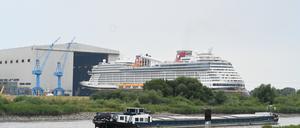 Niedersachsen, Papenburg: Das Kreuzfahrtschiff «Disney Treasure» verlässt das Baudock der Papenburger Meyer Werft.