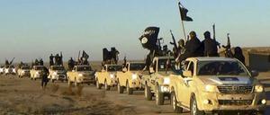 Das undatierte Foto, das von einer militanten Website über die Nachrichtenagentur AP zur Verfügung gestellt wurde, zeigt einen Fahrzeugkonvoi mit Mitgliedern der Terrormiliz Islamischer Staat (IS), auf dem Weg von Al-Rakka (Syrien) in den Irak.
