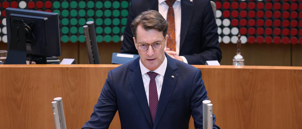 11.09.2024, Nordrhein-Westfalen, Düsseldorf: Der nordrhein-westfälische Ministerpräsident Hendrik Wüst spricht bei eine Plenarsitzung im nordrhein-westfälischen Landtag. Es wird erwartet, dass Wüst ein Maßnahmenpaket mit Fokus auf Sicherheit, Migration und Prävention vorlegt.