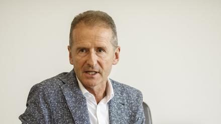 ARCHIV - 26.07.2021, Niedersachsen, Wolfsburg: Herbert Diess, Vorsitzender des Vorstands der Volkswagen AG, bei einem Interview mit Redakteuren der Deutschen Presse Agentur (dpa). Diess wird Konzernkreisen zufolge nach seinem Abtritt weiter für das Unternehmen tätig sein.