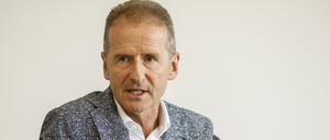 ARCHIV - 26.07.2021, Niedersachsen, Wolfsburg: Herbert Diess, Vorsitzender des Vorstands der Volkswagen AG, bei einem Interview mit Redakteuren der Deutschen Presse Agentur (dpa). Diess wird Konzernkreisen zufolge nach seinem Abtritt weiter für das Unternehmen tätig sein.