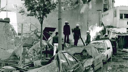 Nach der Explosion der Bombe in den Pettenkoferstraße erinnerte die Umgebung an ein Kriegsgebiet. 