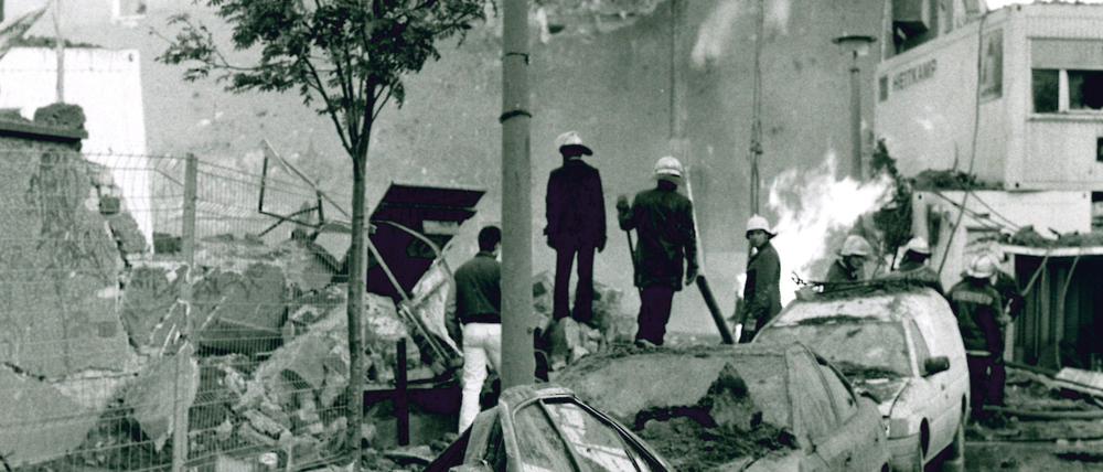Nach der Explosion der Bombe in den Pettenkoferstraße erinnerte die Umgebung an ein Kriegsgebiet. 