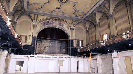 Der verborgene Festsaal erstrahlt nun in seiner ganzen Größe, allerdings nicht in neuem Glanz.