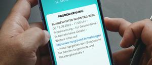 Die Warnmeldung auf einem Handy am Bundesweiten Warntag 2024.