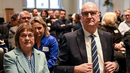 Brandenburgs Ministerpräsident Dietmar Woidke (SPD) und Brandenburgs Gesundheitsministerin Ursula Nonnemacher (Bündnis 90/Die Grünen), nehmen an der Krankenhauskonferenz teil. 