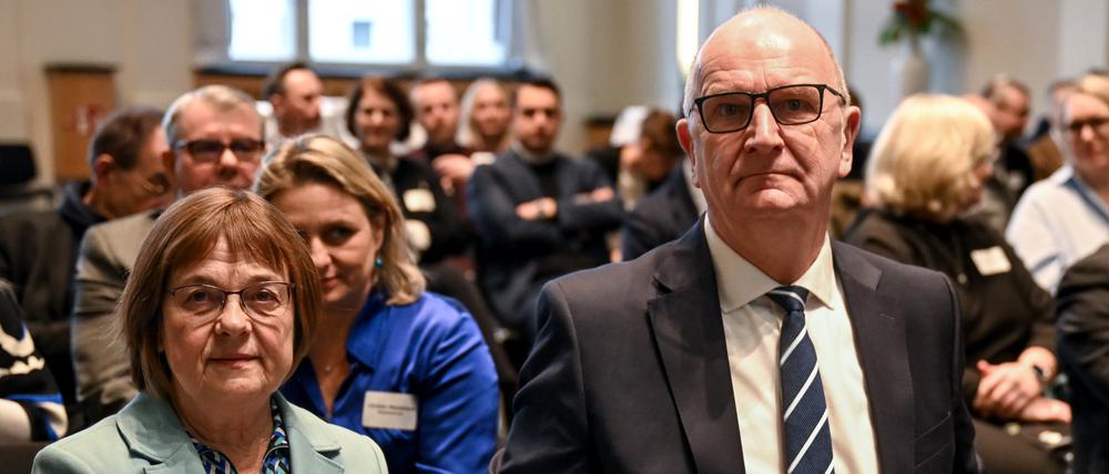 Brandenburgs Ministerpräsident Dietmar Woidke (SPD) und Brandenburgs Gesundheitsministerin Ursula Nonnemacher (Bündnis 90/Die Grünen), nehmen an der Krankenhauskonferenz teil.