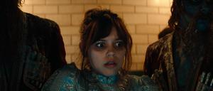 Jenna Ortega staunt in Tim Burtons Film „Beetlejuice Beetlejuice“.