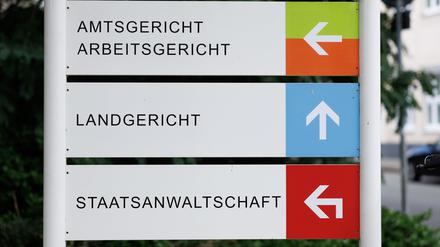 Blick auf ein Schild der Gerichte in Bielefeld. (Archivbild)