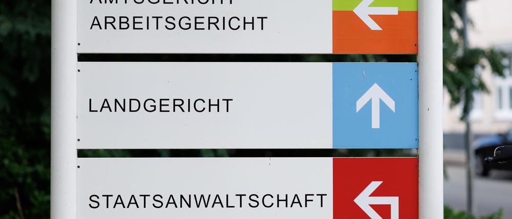 Blick auf ein Schild der Gerichte in Bielefeld. (Archivbild)