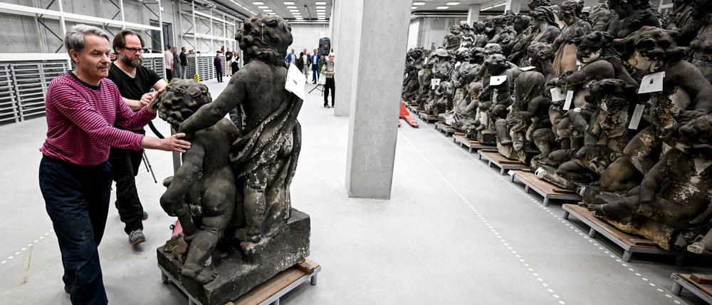 In dem neuen Skulpturendepot am Potsdamer Hauptbahnhof sollen künftig tausende Skulpturen untergebracht werden.