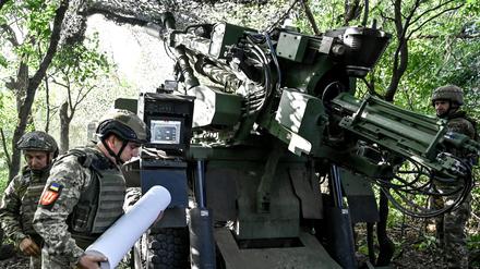 Soldaten der 55. Artilleriebrigade befinden sich in einem Kampfeinsatz in Richtung Pokrowsk in der Ostukraine. 