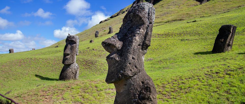 Eine der berühmten „Moai“-Steinskulpturen der Rapanui-Kultur auf der „Osterinsel“ Rapa Nui.