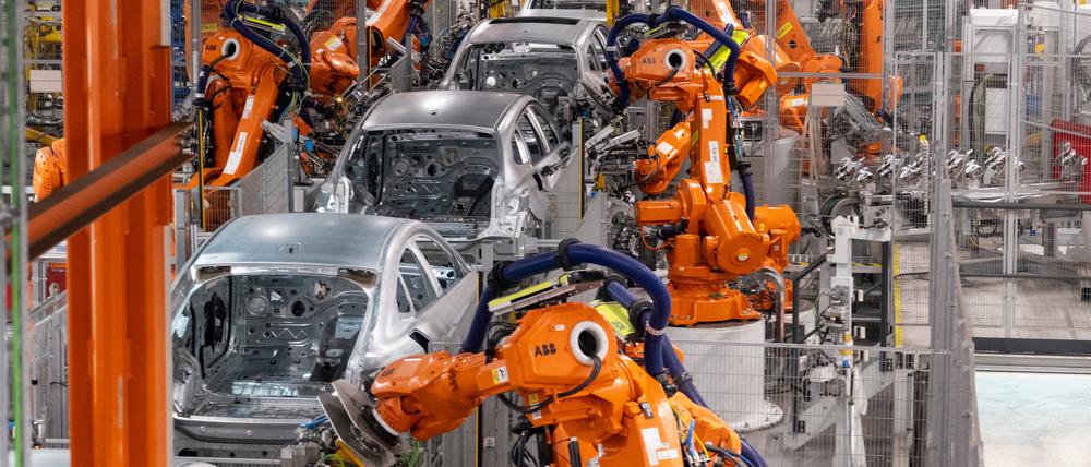 Roboter von ABB arbeiten an der Karosserie von verschiedenen Automodellen. Die Lage in der deutschen Autoindustrie verschlechtert sich nach Erkenntnissen des Ifo-Instituts weiter.