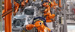 Roboter von ABB arbeiten an der Karosserie von verschiedenen Automodellen. Die Lage in der deutschen Autoindustrie verschlechtert sich nach Erkenntnissen des Ifo-Instituts weiter.
