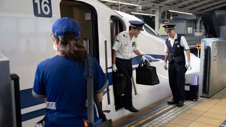 Personal eines japanischen Hochgeschwindigkeitszüge Shinkansen.