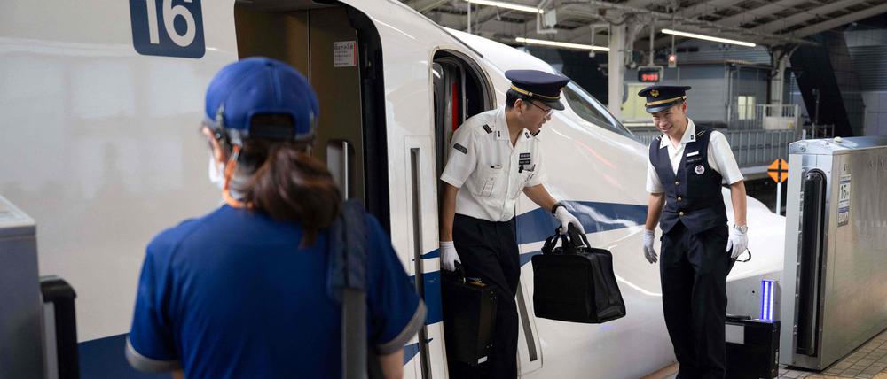Personal eines japanischen Hochgeschwindigkeitszüge Shinkansen.