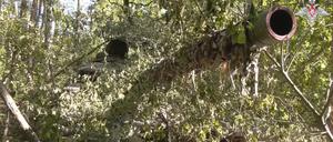 Auf diesem vom russischen Verteidigungsministerium am Sonntag, den 8. September 2024, veröffentlichten Video nimmt ein russischer Panzer an einem nicht näher bezeichneten Ort im russisch-ukrainischen Grenzgebiet in der Region Kursk, Russland, eine Feuerschutzstellung ein.