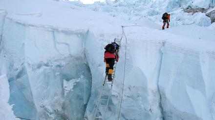 Hohes Risiko. Geri Winkler (Österreich) überwindet mithilfe einer Leiter eine Gletscherspalte im Khumbu Eisfall am Mount Everest.