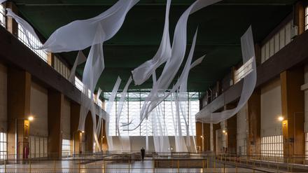 Wehende Tücher im Kraftwerk von Barcelona: eine Installation Asad Raza. 