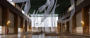 Wehende Tücher im Kraftwerk von Barcelona: eine Installation Asad Raza. 