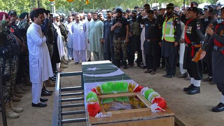 Sicherheitsbeamte nehmen an den Trauergebeten für einen Polizisten teil, der zusammen mit einem Poliohelfer bei einem Angriff von Bewaffneten im Bezirk Bajaur in der Provinz Khyber Pakhtunkhwa am 11. September 2024 getötet wurde. Bewaffnete Männer im Nordwesten Pakistans töteten am 11. September einen Poliohelfer und einen Polizisten während der jüngsten Kampagne zur Impfung von Millionen von Kindern im Land, so die Polizei.