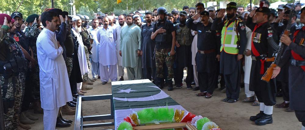 Sicherheitsbeamte nehmen an den Trauergebeten für einen Polizisten teil, der zusammen mit einem Poliohelfer bei einem Angriff von Bewaffneten im Bezirk Bajaur in der Provinz Khyber Pakhtunkhwa am 11. September 2024 getötet wurde. Bewaffnete Männer im Nordwesten Pakistans töteten am 11. September einen Poliohelfer und einen Polizisten während der jüngsten Kampagne zur Impfung von Millionen von Kindern im Land, so die Polizei.