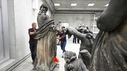 Erste Skulpturen werden in das neue Skulpturendepot der Stiftung Preußische Schlösser und Gärten gebracht, insgesamt ist Platz für 5100 Statuen und rund 6000 keramische Objekte. 