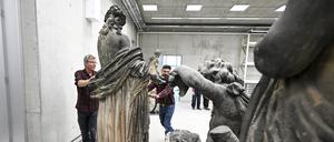 Erste Skulpturen werden in das neue Skulpturendepot der Stiftung Preußische Schlösser und Gärten gebracht, insgesamt ist Platz für 5100 Statuen und rund 6000 keramische Objekte. 