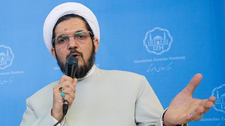 Der schiitische Geistliche Mohammad Hadi Mofatteh, Leiter des inzwischen verbotenen Islamischen Zentrums Hamburg (IZH), bei einer Pressekonferenz im IZH.