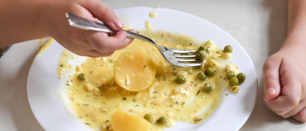 Schüler beim Mittagessen in der Mensa einer Berliner Grundschule.
