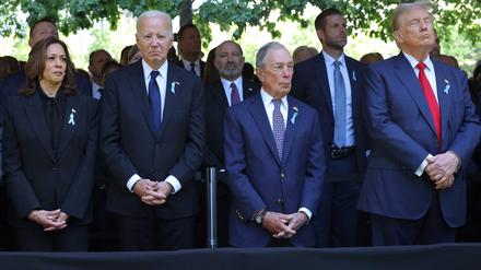 Die demokratische Präsidentschaftskandidatin, US-Vizepräsidentin Kamala Harris, US-Präsident Joe Biden, der ehemalige New Yorker Bürgermeister Michael Bloomberg und der ehemalige US-Präsident Donald Trump nehmen an der jährlichen 9/11-Gedenkfeier im National 9/11 Memorial and Museum am 11. September 2024 in New York City teil. Sie haben sich am 23. Jahrestag der Terroranschläge vom 11. September 2001 auf das World Trade Center mit Familienangehörigen und Freunden am Ground Zero getroffen, um das Leben ihrer Angehörigen zu ehren.