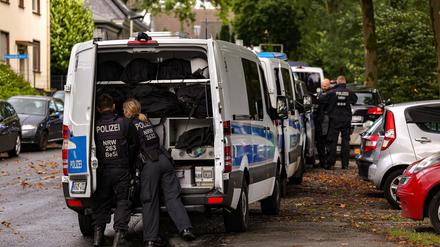 Polizisten stehen bei ihren Einsatzfahrzeugen in der Nähe einer Grünanlage. Knapp drei Wochen nach dem tödlichen Messerangriff in Solingen sucht die Polizei in der Stadt erneut nach Beweismitteln. «Wir bestätigen Suchmaßnahmen», sagte ein Düsseldorfer Polizeisprecher. Dabei seien Kräfte einer Hundertschaft mit einem Diensthund im Einsatz.