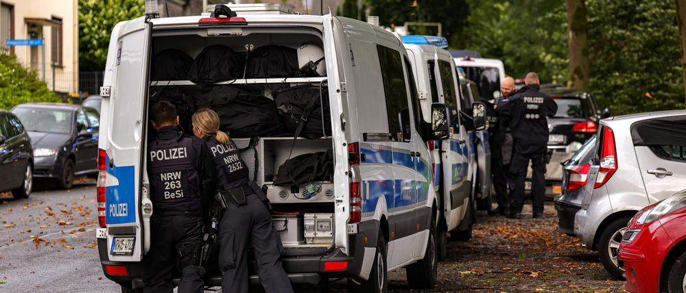 Polizisten stehen bei ihren Einsatzfahrzeugen in der Nähe einer Grünanlage. Knapp drei Wochen nach dem tödlichen Messerangriff in Solingen sucht die Polizei in der Stadt erneut nach Beweismitteln. «Wir bestätigen Suchmaßnahmen», sagte ein Düsseldorfer Polizeisprecher. Dabei seien Kräfte einer Hundertschaft mit einem Diensthund im Einsatz.