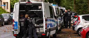 Polizisten stehen bei ihren Einsatzfahrzeugen in der Nähe einer Grünanlage. Knapp drei Wochen nach dem tödlichen Messerangriff in Solingen sucht die Polizei in der Stadt erneut nach Beweismitteln. «Wir bestätigen Suchmaßnahmen», sagte ein Düsseldorfer Polizeisprecher. Dabei seien Kräfte einer Hundertschaft mit einem Diensthund im Einsatz.