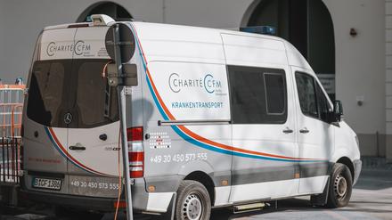 Ein Wagen der CFM am Charité-Campus Virchow am 13. März 2024.