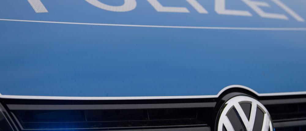 Ein Autofahrer hat nach einem Unfall Fahrerflucht begangen. Die Polizei nahm anschließend einen Tatverdächtigen fest. (Symbolbild)