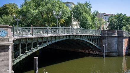 Brücken gibt es in Berlin viele. Die Admiralbrücke in Kreuzberg ist allerdings schmiedeeisern und nicht aus Spannbeton.  (Archivfoto)