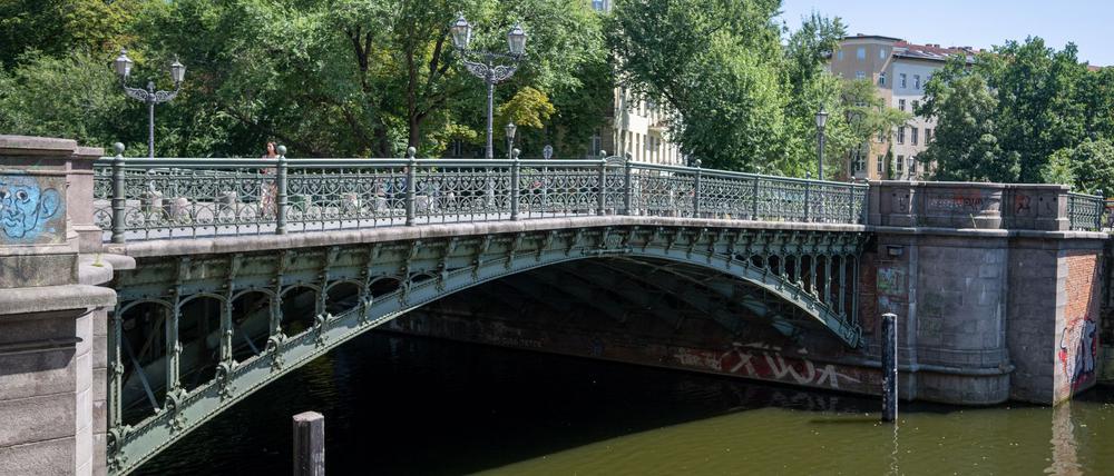 Brücken gibt es in Berlin viele. Die Admiralbrücke in Kreuzberg ist allerdings schmiedeeisern und nicht aus Spannbeton. (Archivfoto)