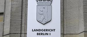 Ein Schild weist auf das Landgericht Berlin an der Fassade zum Kriminalgericht Moabit in der Turmstraße hin. 