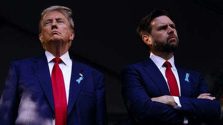 Der ehemalige US-Präsident Donald Trump (l.) und sein möglicher nächster Vize, J.D. Vance