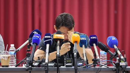 Er vergießt Tränen. Der südkoreanische Fußballspieler Son Jun-ho  während einer Pressekonferenz in Suwon, nahe Seoul.