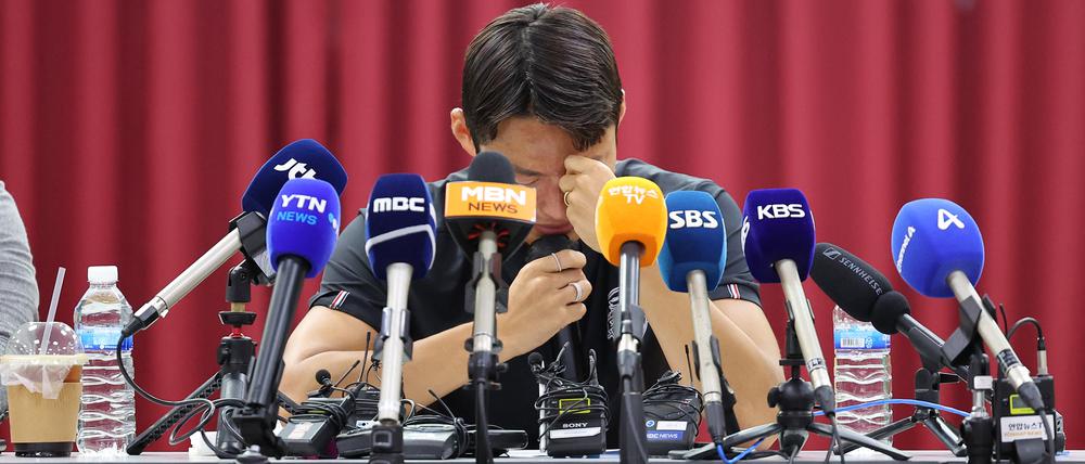 Er vergießt Tränen. Der südkoreanische Fußballspieler Son Jun-ho  während einer Pressekonferenz in Suwon, nahe Seoul.